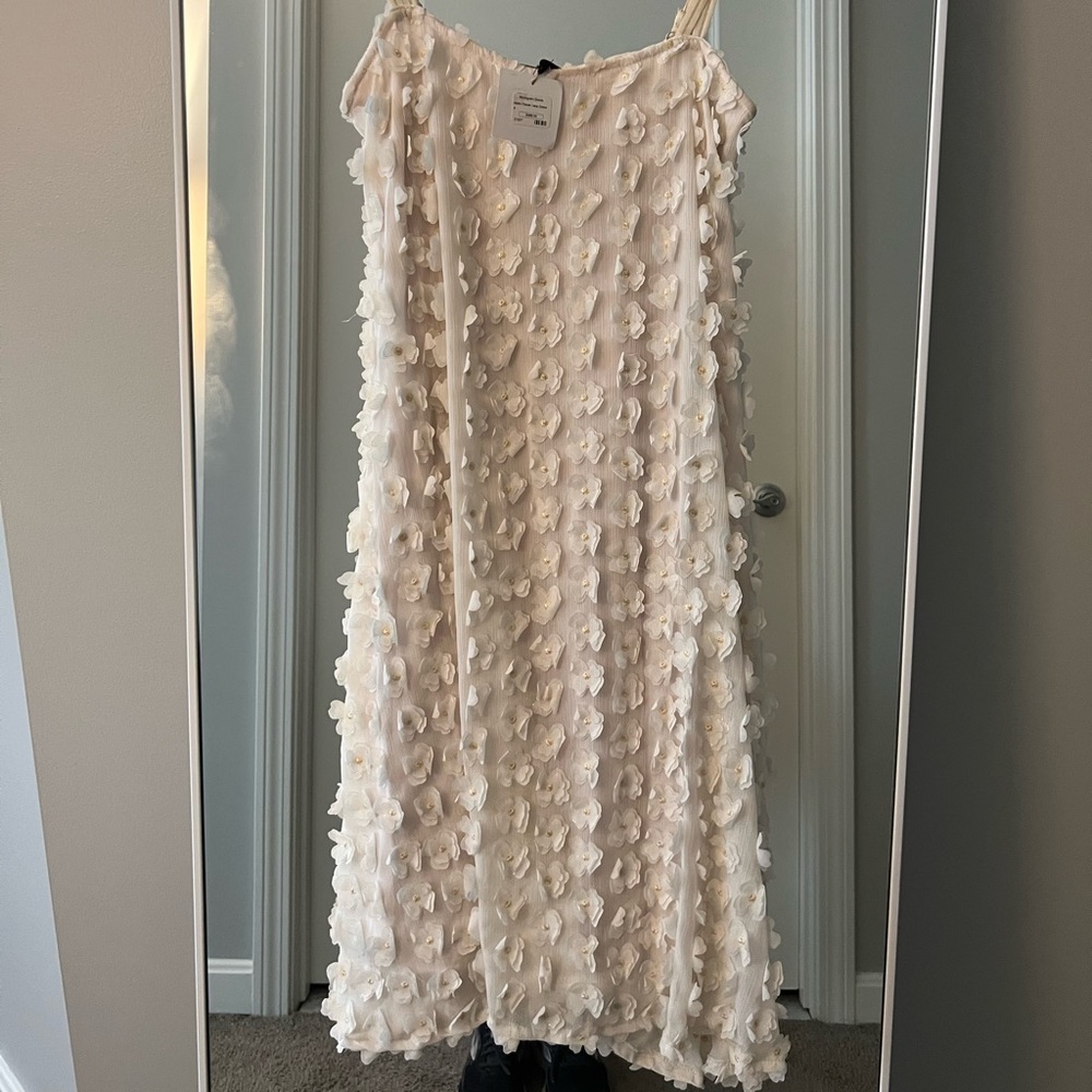 NWT Tricot Chic Flower Textured White/Cream/Gold Dress. Size 4